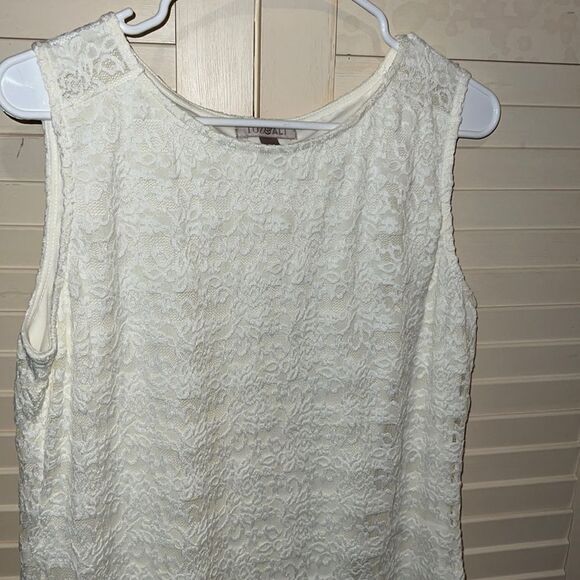 Roz & Ali creme lace, sleeveless blouse, fully lined size medium - Picture 2 of 4